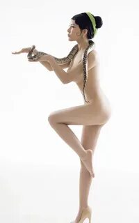 Cung Nguyệt Phi và ảnh nghệ thuật nude với trăn Gái xinh - T