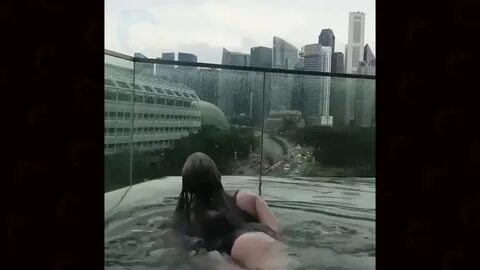 Billie Eilish плавает в бассейне - YouTube