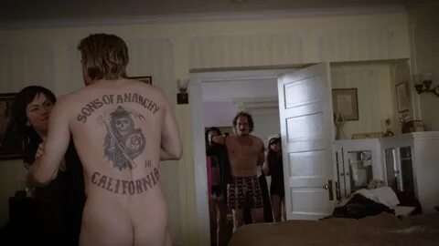 Shirtless Men On The Blog: Charlie Hunnam Mostra Il Sedere