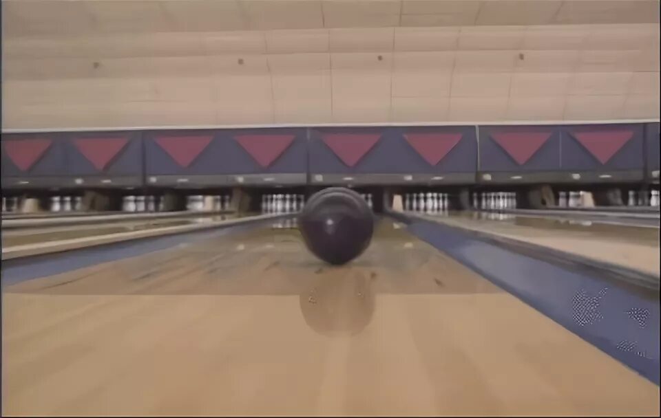 Гифка bowling balls реакция смешно гиф картинка, скачать ани