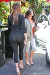 Khloe Kardashian w bardzo obcisłych legginsach. Co za pupa! 