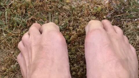 close up mans toes curling feeling: Video có sẵn (100% miễn 