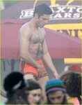 Zac Efron Sticks Hand in Shorts, Flaunts Eight Pack Abs!: Ph