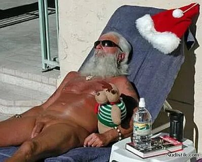 Голый Санта Клаус на отдыхе