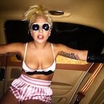 EGO - Lady Gaga posa de top decotado e shortinho dentro de c