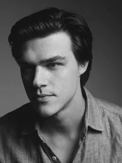 Финн Уиттрок / Finn Wittrock в роли Эдмунда Толлесона