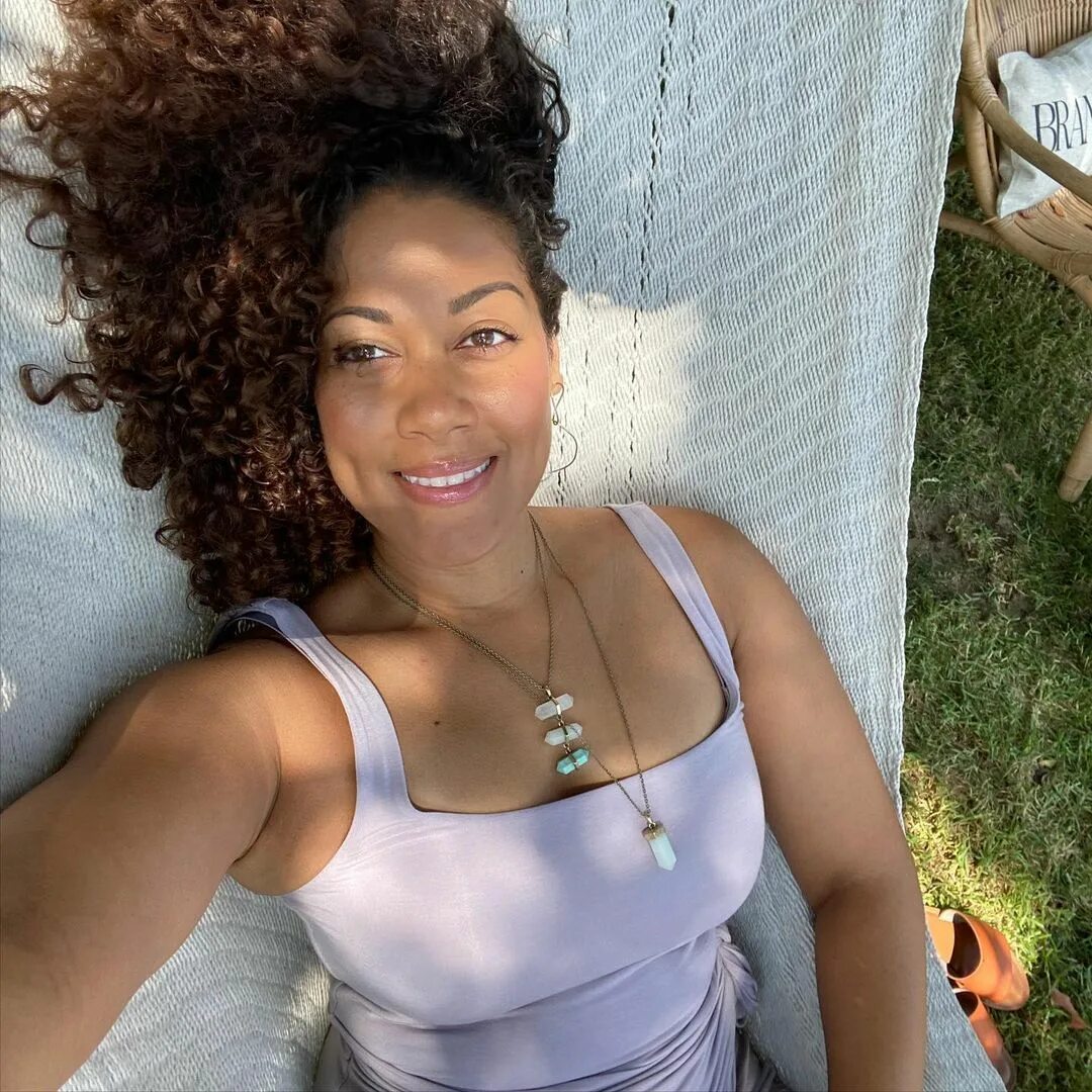 Cynthia Kaye McWilliams в Instagram: "Just me and my curls chilling on...