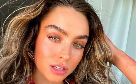 Sommer Ray se deshace de su ropa interior con un vestido neg