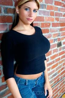 Hot amateur Tara doffs her tight sweater to tease with big t