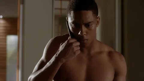 ausCAPS: Keith Powers shirtless in Famous In Love 1-08 "Craz