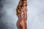 Jennifer Lopez triunfa con vestido negro ultra pegado y aber