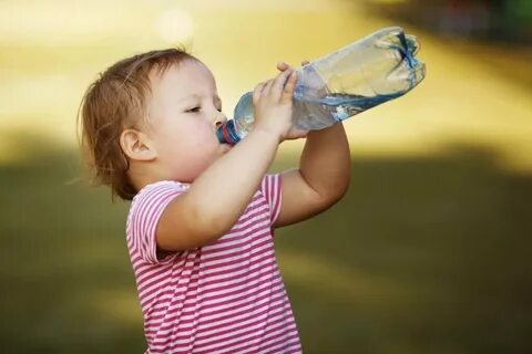 Кипяченая или бутилированная: как выбрать питьевую воду для 