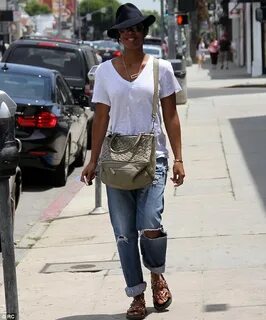 Kelly Rowland manages to pull off casual chic look in torn b