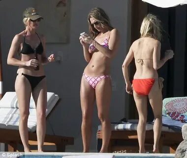 Molly Sims shows off her incredible bikini body