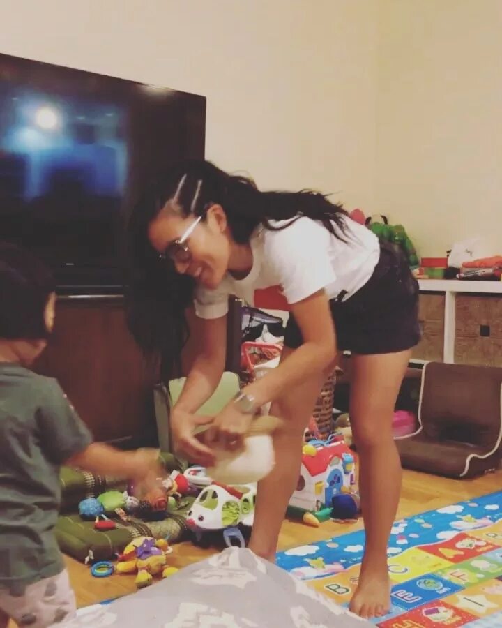 Ali Wong в Instagram: "Trying to tire her out so she’ll GO TO SLEEP. 