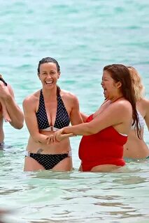 Alanis Morissette Wearing A Bikini At A Beach In Hawaii - Ce