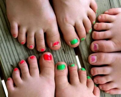 Little Girl Toes by willie