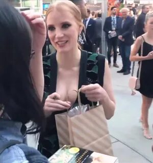 Jessica Chastain making sure to display her tittes, Big boobs, Jessica Chas...
