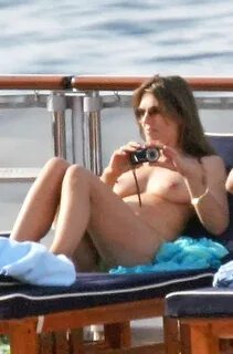 Elizabeth Hurley Topless Photos.