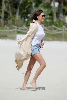 Крисси Тейген (Chrissy Teigen) на пляже в Майами (04.03.2017