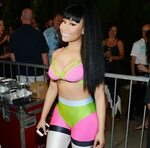 Nicki Minaj w BIKINI na okładce Cosmopolitan! Zobacz HOT zdj