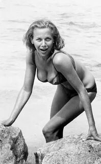 Honor Blackman in Missione Goldfinger from James Bond dietro