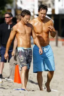 Mark-Paul Gosselaar and Breckin Meyer Shirtless On Set Oh ye