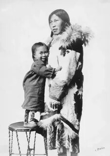 File:Eskimo mother and child, Alaska, between 1900 and 1912 