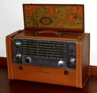 Vintage RCA Victor Strato-World Portable Radio, Model 3-BX. 