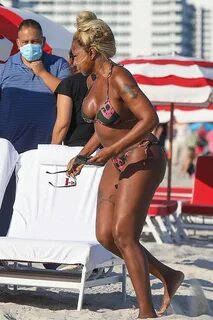 Mary J. Blige Rocks A Bikini On A Beach In Miami: Photos - H