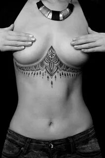 Татуировки у женщин на груди (79 фото) .