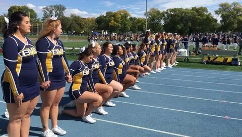 Iowa cheerleader quits team rather than end national anthem 