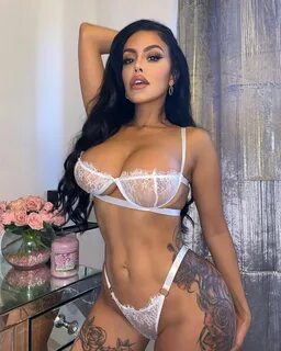 Chloe Saxon Nude & Sexy TheSexTube