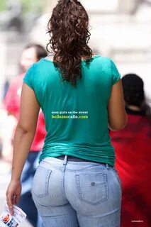 Nalgona en jeans ajustados Mujeres bellas en la calle