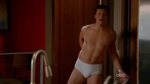 Hayes MacArthur Shirtless in Happy Endings s2e07 - Shirtless