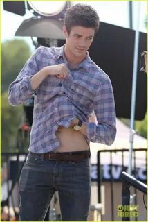 Grant Gustin Lifts Up His Shirt For 'Extra' Appearance!: Pho