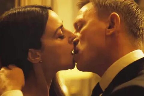 Daniel Craig and Monica Belluci kiss in James Bond film Spec