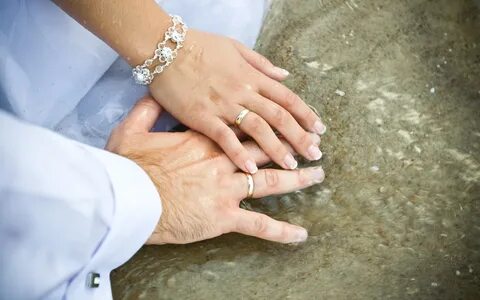 Свадебные кольца на руках (81 фото)