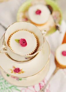 Ruffles & Roses: A Mad(ish) Tea Party Tea cup cupcakes, Fair