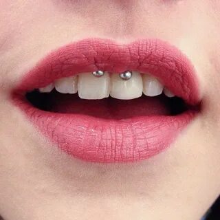 Chica usando un Piercing smiley Piercings bucales, Piercing,