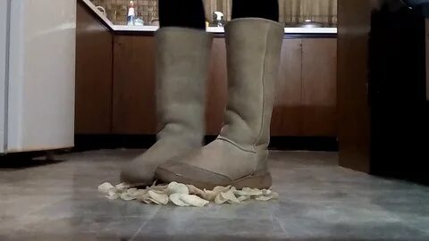 Crushing potatoe chips in ugg boots - YouTube