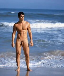 Обнаженный парень на пляже (110 фото) .