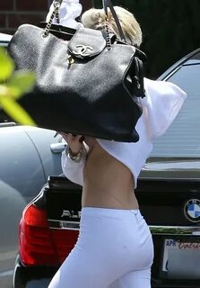 Famosas Desnudas: Miley Cyrus enseña parte de su pecho