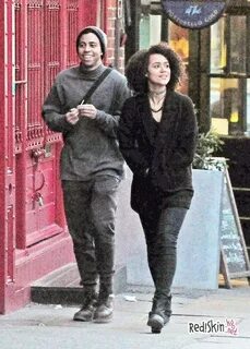 Натали Эммануэль со своим другом на улицах Лондона