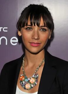 Rashida Jones Pink Lipstick - Rashida Jones Makeup Looks - S