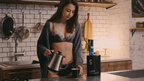 テ ラ ス ハ ウ ス"Niki*田 辺 莉 咲 子.美 ボ デ ィ を 堂-披 露. "C COFFEE"WEB CM