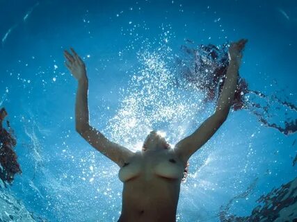Голые сиськи под водой (80 фото) - порно фото