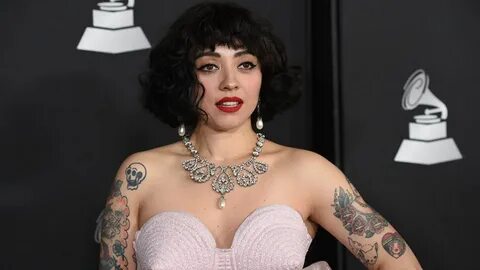 Mon Laferte mostró sus pechos como protesta en los Latin Gra