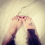Katie Cassidy's toes