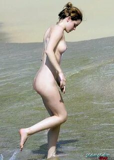 Голая Эмма Уотсон. На пляже, в бассейне, топлес.